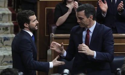 Pablo Casado saluda a Pedro Sánchez tras la votación de investidura este martes en el Congreso.