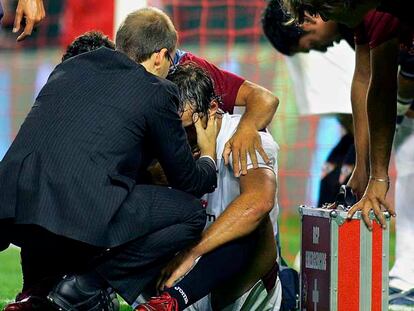 Puerta recibe atención médica tras caer sobre el césped.