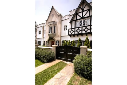 Una casa estilo Tudor de mitad del siglo XX en el corazón del barrio de Miraflores, acoge este alojamiento con muebles y antigüedades que se han comprado en anticuarios de Lima y bicicletas en el jardín.