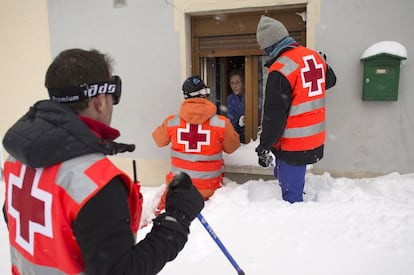 La apertura limitada de la Autovía de la Meseta (A-67) ha supuesto un pequeño triunfo en la lucha contra la nieve que cubre buena parte de la mitad norte peninsular y que, según las previsiones, va a seguir haciendo acto de presencia durante todo el fin de semana, junto al viento y las heladas. En la imagen, miembros de la Cruz Roja llevan comida y medicinas a vecinos de Barruelo de Santullán (Palencia), atrapados por la nieve.