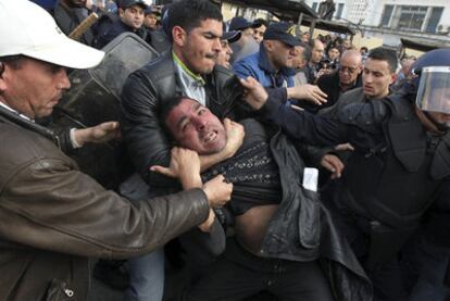 La policía argelina detiene a un manifestante en Argel.