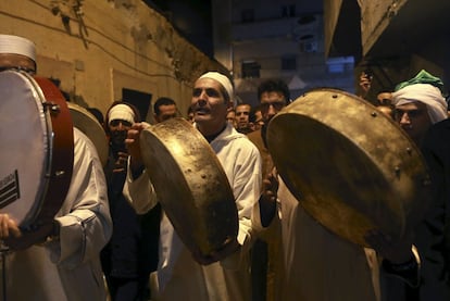 Libyan Sufi Muslims chant and beat drums during a procession to celebrate the birth of Prophet Mohammad in Benghazi, Libya, December 22, 2015. REUTERS/Esam Omran Al-Fetori