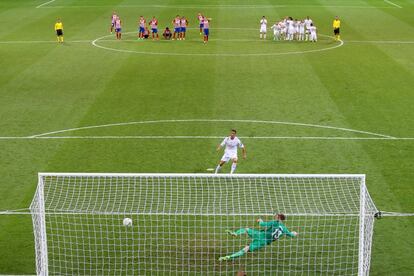 Cristiano Ronaldo marca o último pênalti do jogo em frente do goleiro Oblack, do Atlético de Madrid, durante a final da Champions celebrada em Milão, no dia 28 de maio de 2016.