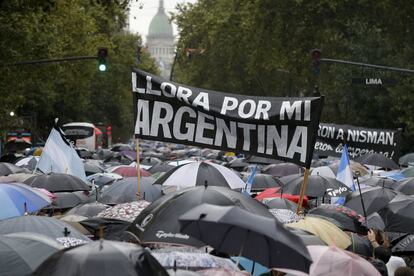 Manifestantes cargan diferentes carteles para brindar homenaje al fiscal Nisman, un mes después de su muerte: "Llora por mi Argentina", "Todos somos Nisman", "Verdad y justicia" "Homenaje al fiscal Nisman", "Ejekutado".