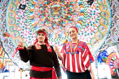 Guatemala apuesta por su patrimonio cultural e histórico, ofreciendo al visitante pelotas antiestrés y pulseras artesanales y un juguete, llamado ronrón, que imita al insecto guatemalteco del mismo nombre. En la imagen, demostración de cómo se usa el ronrón.