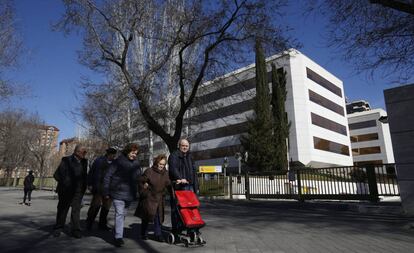 Un grupo de jubilados, frente a la sede del Imserso en Madrid.