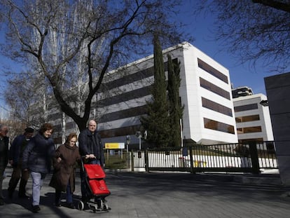 Un grupo de jubilados, frente a la sede del Imserso en Madrid.