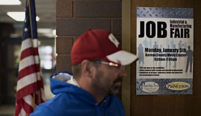 Un home entra en una fira d'ocupació a Princeton (Illinois).