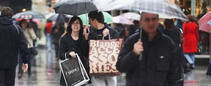 Consumidores en la calle Preciados de Madrid.