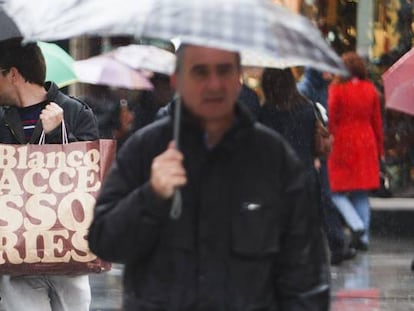 Consumidores en la calle Preciados de Madrid.