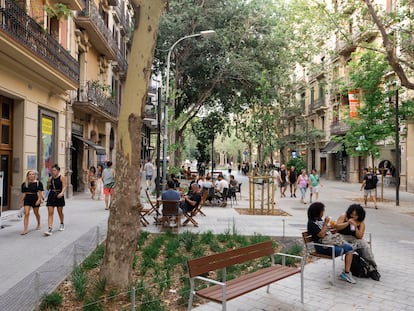 La zona peatonal de la calle Consell de Cent, en Barcelona, en una imagen de junio.