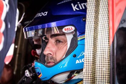 Fernando Alonso, doble campeón del mundo de Fórmula Uno y líder del Mundial de Resistencia (WEC) prueba el Toyota Hilux con el que el saudí Nasser Al-Attiyah ganó el último Dakar