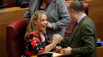 La alcaldesa de Alicante Sonia Castedo saluda al diputado del PP David Serra en las Cortes Valencianas