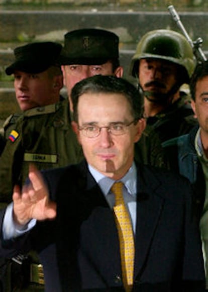 Álvaro Uribe Velez se dirige a los votantes tras las elecciones celebradas ayer en Colombia.