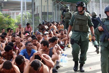 Al inicio de la operación en las cárceles El Rodeo I y II había  4.711 presos, de los cuales 3.524 colmaron los patios para desmarcarse de quienes se atrincheraron para resistir la operación.  Alrededor de 2.500 de estos 3.524 presos comenzaron a ser trasladados durante el fin de semana a prisiones del interior del país, en tanto que el millar y medio restante se atrincheró en una de las edificaciones de El Rodeo II, que sigue sin control.