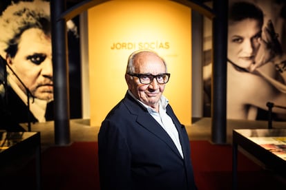 El fotógrafo Jordi Socías, en la exposición a sus 50 años de trayectoria en la Sala Canal de Isabel II, en Madrid, el pasado martes.