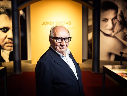 El fotógrafo Jordi Socías, en la exposición a sus 50 años de trayectoria en la Sala Canal de Isabel II, en Madrid, el pasado martes.