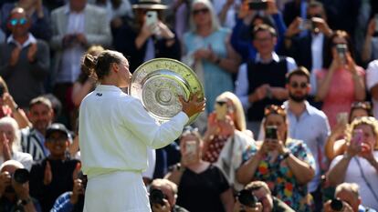 Krejcikova posa con el trofeo de campeona, este sábado en la central de Wimbledon.