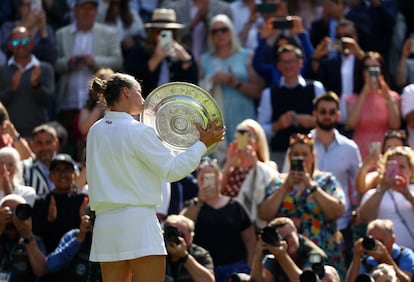 Krejcikova posa con el trofeo de campeona, este sábado en la central de Wimbledon.