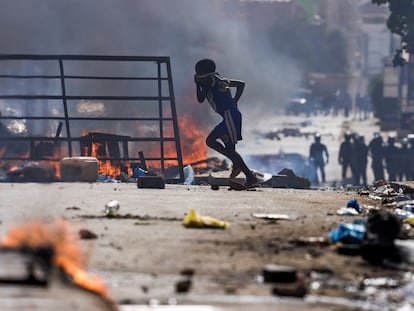 Un niño corre entre las barricadas en Dakar durante las protestas del pasado domingo 4 de febrero contra el aplazamiento de las elecciones en Senegal.