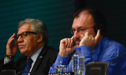 El secretario general de la OEA, Luis Almagro, con el secretario de Relaciones Exteriores de M&eacute;xico, Luis Videgaray.