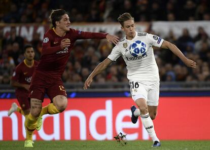 El centrocampista del Real Madrid, Marcos Llorente, controla con el pecho el balón ante el jugador de la Roma, Nicolo Zaniolo.