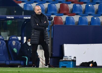 El exentrenador del Levante Paco López durante un partido contra el Athletic Club.