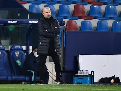 El exentrenador del Levante Paco López durante un partido contra el Athletic Club.