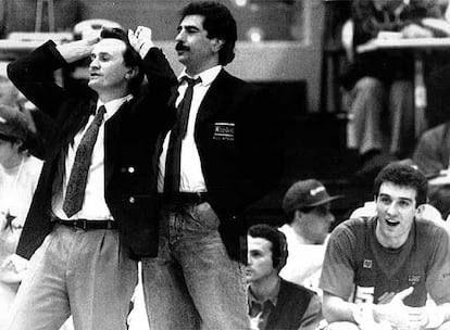 Aito García Reneses (izda) y Manolo Flores, eufóricos durante el desarrollo de una de las semifinales en una temporada que terminaría con victoria sobre el Joventut y el trofeo en la vitrina azulgrana. La cuarta, junto a una Recopa de Europa, en los cinco años que duró la primera etapa como entrenador del FC Barcelona. A la derecha de la foto, Epi, sentado, en el banquillo.