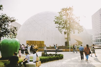 Desde su inauguración en 1980 se convirtió en uno de los hitos arquitectónicos de Hong Kong gracias a la cúpula con apariencia de huevo de su planetario, que cubre más de 8.000 metros cuadrados de superficie y engloba el teatro Stanley Ho Space y las salas de la Ciencia Espacial y de los proyectores OMNIMAX. Este complejo dedicado a la astronomía y la ciencia espacial cuenta con dos salas de exposiciones temáticas, el Salón del Cosmos y el Salón de la Exploración del Espacio, llenas de propuestas interactivas. Además, organiza anualmente actividades divertidas –concursos, 'happy hours' y hasta un carnaval de astronomía– y facilita abundante información sobre astronomía básica y recursos educativos. <a href="http://www.lcsd.gov.hk/CE/Museum/Space/en_US/web/spm/aboutus/intro_main.html" target="_blank">lcsd.gov.hk</a>