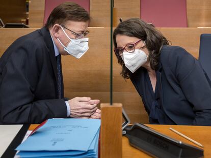 El presidente de la Generalitat, Ximo Puig, conversa con la vicepresidenta, Mónica Oltra, al inicio de la sesión de control en Les Corts de ayer.