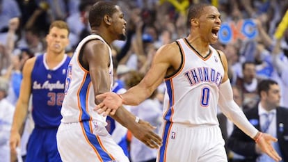 Durant y Westbrook celebran el triunfo de los Thunder.