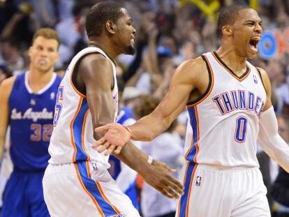 Durant y Westbrook celebran el triunfo de los Thunder.
