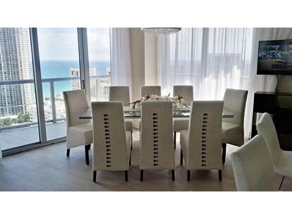 Comedor del departamento que fue propiedad de la familia del exprocurador Murillo Karam en Hallandale Beach (Florida).