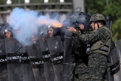 Miembros de la policía militar disparan gas lacrimógeno durante un enfrentamiento con estudiantes universitarios, en Tegucigalpa (Honduras).