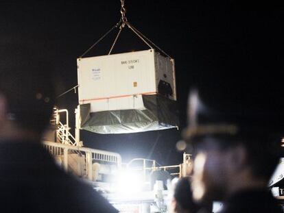 Un rcontenedor con los cuerpos de 51 migrantes desembarca en el puerto siciliano de Palermo, Italia, del buque de la Guardia sueca Costera Poseidón.