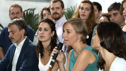 A deputada Tania Sánchez (2ª à direita), junto com a porta-voz na Prefeitura de Madri, Rita Maestre (2ª à esquerda), durante a apresentação da plataforma “Adiante Podemos”.