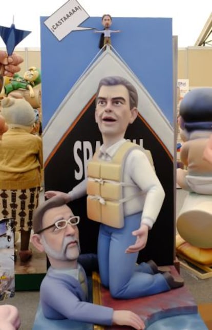 Escena con ninots de Mariano Rajoy y Pedro Sánchez con Pablo Iglesias al fondo.