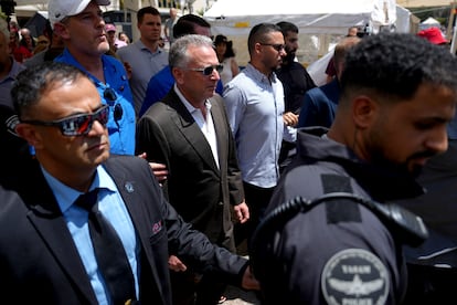 Steve Witkoff, en el centro, llega a la manifestación de las familias de los rehenes en Tel Aviv, Israel, este sábado.