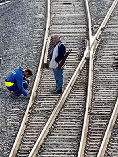 Empleados ferroviarios examinan una vía en Toulouse.