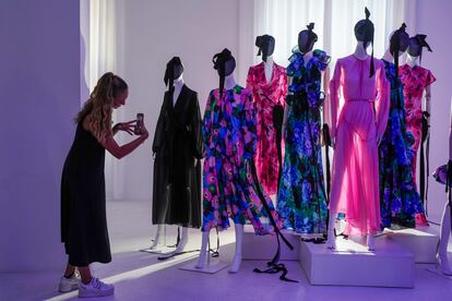 Presentación de la colección de Juan Vidal, compuesta por 11 vestidos que exploran una diversidad de siluetas repetidas en distintas versiones, cada una con una personalidad única, este miércoles en el marco de la edición de Madrid es Moda.