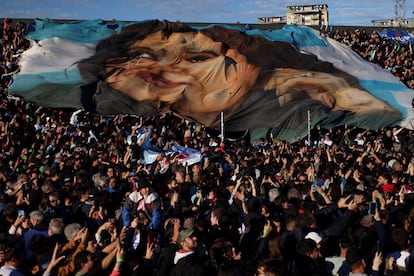 La multitud sostiene una pancarta con una imagen de Cristina Fernández de Kirchner, durante la inauguración del estadio Presidente Néstor Kirchner.