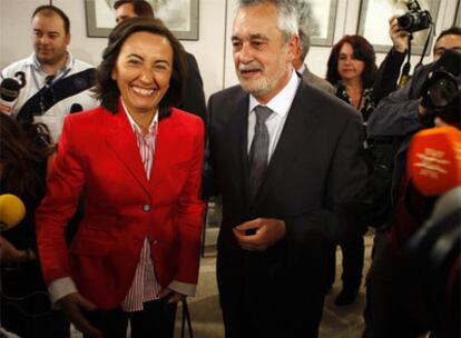 Rosa Aguilar y José Antonio Griñán, ayer, tras la toma de posesión del nuevo presidente de la Junta.