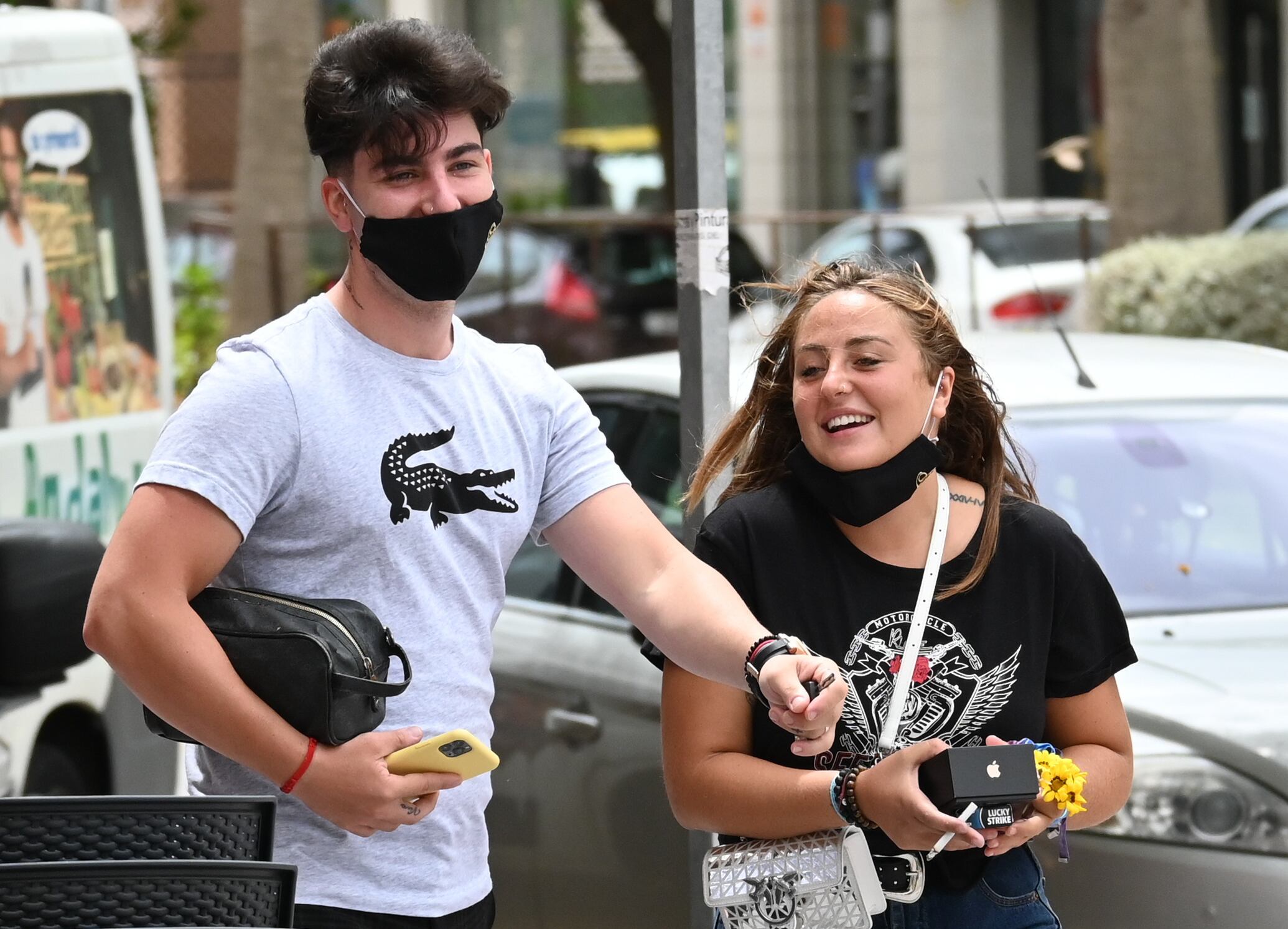 Rocío Flores y su novio Manuel Bedmar pasean por las calles de Málaga tras el regreso de la nieta de Rocío Jurado de su participación en 'Supervivientes'.