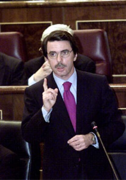 José María Aznar responde, ayer, en el Congreso de los Diputados.