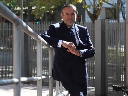 El consejero Enrique López, en la entrada de la Asamblea de Madrid.