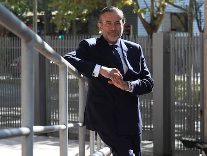 El consejero Enrique López, en la entrada de la Asamblea de Madrid.