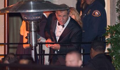 Mel Gibson junto a su pareja (tras la estufa) en la fiesta posterior a los Globos de Oro. 