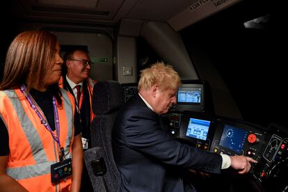 El primer ministro británico, Boris Johnson, se sienta en el lugar del conductor de un nuevo tren, durante un evento para celebrar la finalización de la línea Elizabeth en la estación de Paddington (Londres).