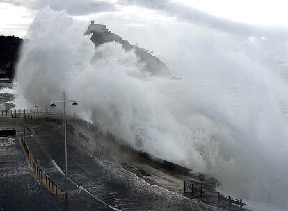 Una ola rompe en el Paseo Nuevo de San Sebastián. En la costa guizpuzcoana se esperan mar gruesa con olas que pueden superar los cinco metros de altura.